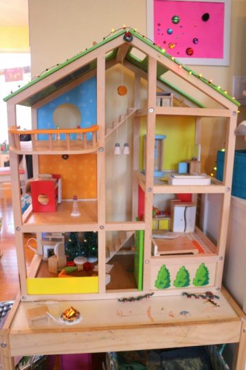 messy xmas doll house - talkinginallcaps.com